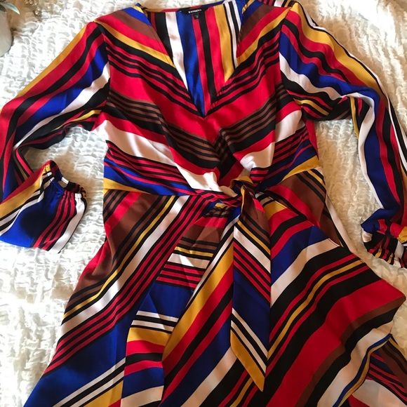Colorful wrap dress with tie front - Picture 3 of 5